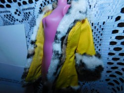 1459 BARBIE GREAT COAT 1970 LOVELY YELLOW VINYL COAT, FAUX FUR TRIM, SOLO